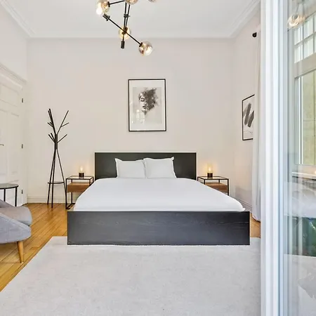 Charming With Balcony In Center *