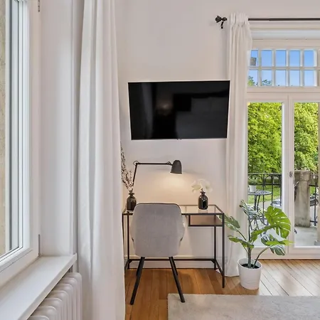 Charming With Balcony In Center