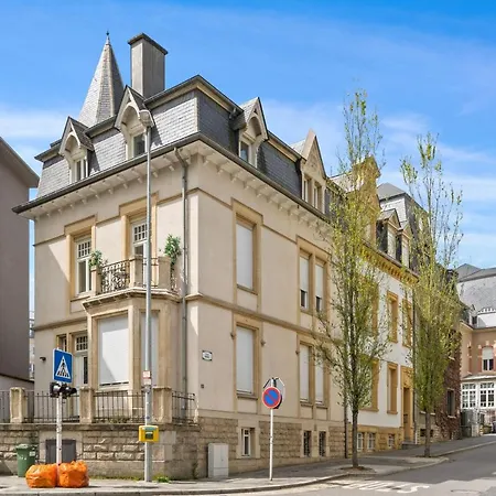 Charming With Balcony In Center *