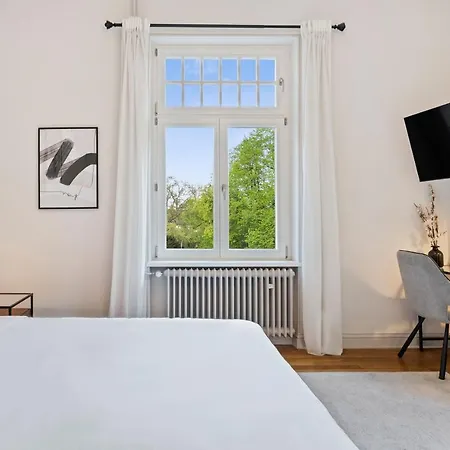 Charming With Balcony In Center *