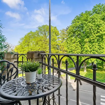 Charming With Balcony In Center Villa Lüksemburg