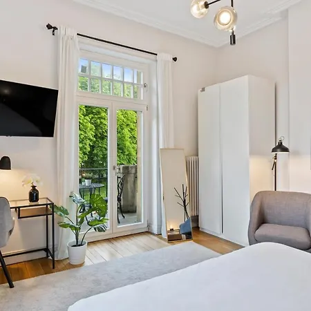 Charming With Balcony In Center *
